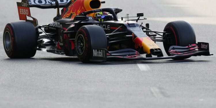 Perez pobedio u ludilu Bakua, Ferštapen odustao posle pucanja gume, Hamilton opet neprepoznatljiv