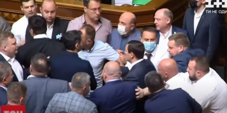 “Treba ih streljati”: Tuča i haos poslanika (VIDEO)