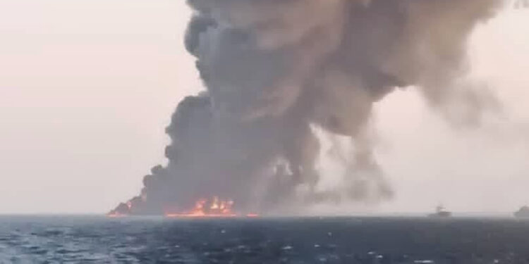 Goreo pa potonuo najveći iranski ratni brod (FOTO, VIDEO)