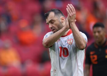 Legenda posle 20 godina rekla zbogom Makedoniji: Šmekerski gest Holanđana na oproštaju Pandeva (FOTO)