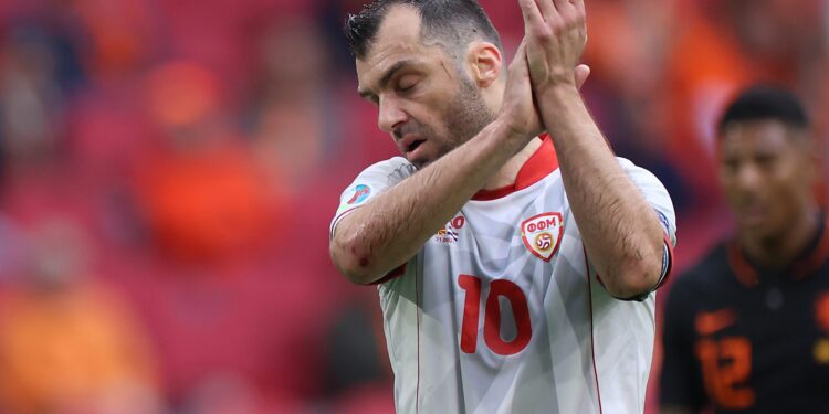 Legenda posle 20 godina rekla zbogom Makedoniji: Šmekerski gest Holanđana na oproštaju Pandeva (FOTO)