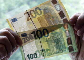 Za evro danas 117,57 po srednjem kursu