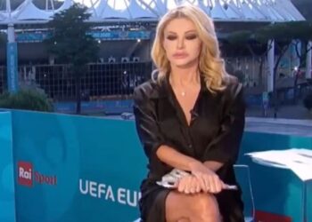 Italijanska voditeljka, bez donjeg veša ispod haljine, kao Šeron Stoun u filmu „Niske strasti“ (VIDEO)