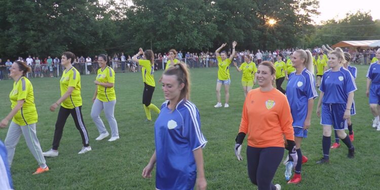 Crnke nadigrale plavuše