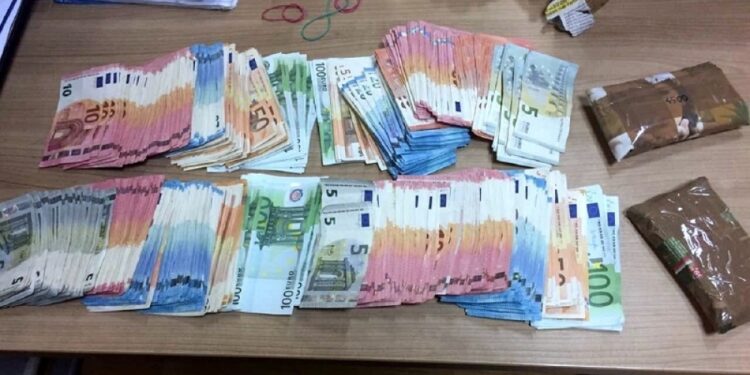 Na Batrovcima zaplenjeno 34.000 evra sakrivenih u čarapama