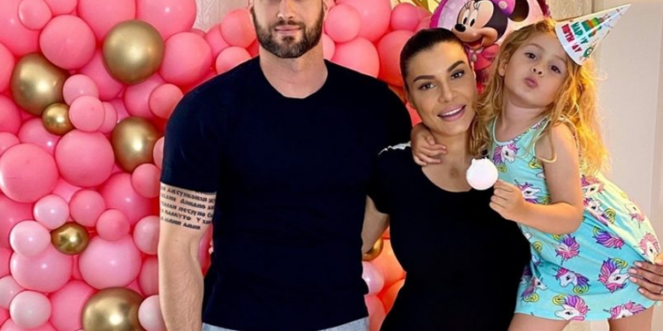 Mia Borisavljević pozirala sa naslednicom Teom (FOTO)
