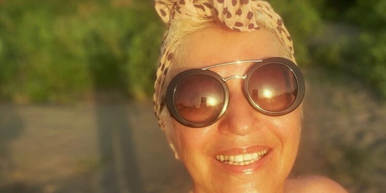 Mirjana Karanović potpuno obnažena pozirala na plaži (FOTO)