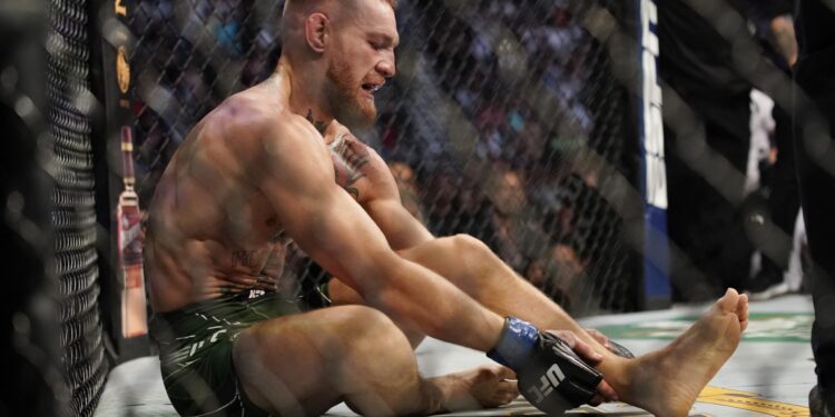 Mekgregor predao zbog povrede, Dastin prethodno dominirao