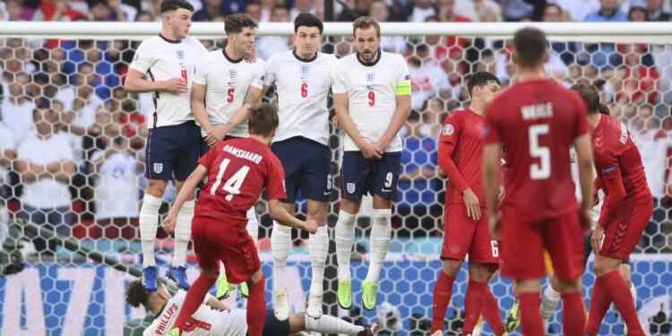 Prvi gol iz slobodnjaka na Euru viđen tek u polufinalu: Danac je „skinuo paučinu“ i šokirao Vembli