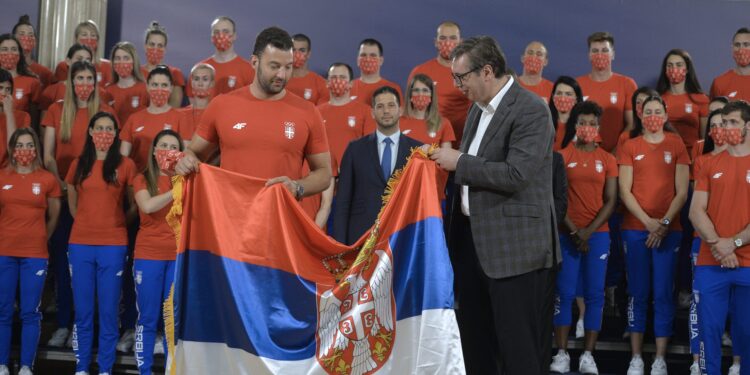 Vučić uručio zastavu Filipoviću, pa dao savet džudistkinjama koje mogu na tzv. Kosovo u Tokiju (VIDEO)