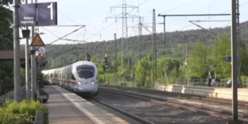Železnička nesreća u Austriji: Voz iskliznuo u Muru – 15 povređenih (VIDEO)