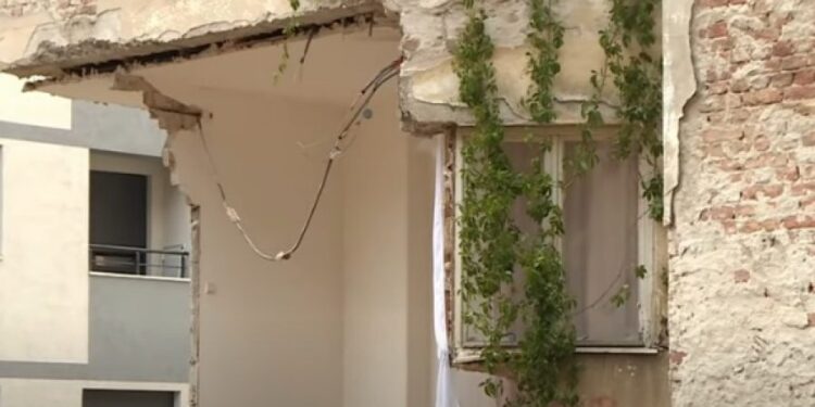 Pogledajte stravičan momenat rušenja zgrade na Vračaru! (VIDEO)