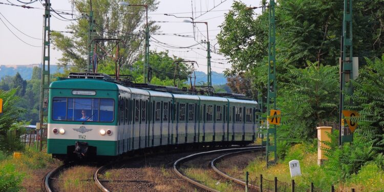 Putnički voz izleteo iz šina, udario u stenu