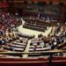 Haos u italijanskom parlamentu: Obezbeđenje jurilo poslanike po sali (VIDEO)