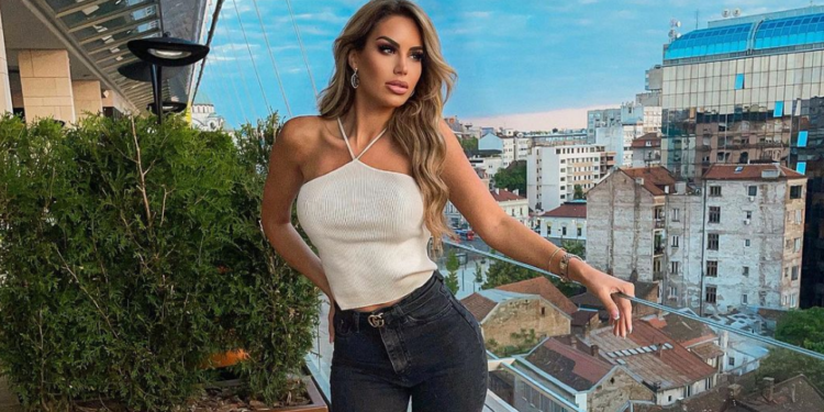Bivša rijaliti pobednica ispunila muški san i okrenula polugolu zadnjicu kameri! (FOTO)