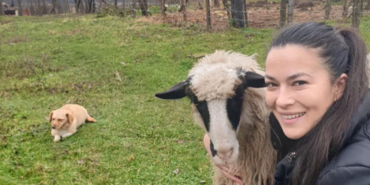 Marija Petronijević obavlja sve poljoprivredne poslove u svom rodnom selu (VIDEO)