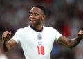 Zašto sudije nisu reagovale? 3 sekunde pre spornog penala, Sterling je imao dve lopte (FOTO)