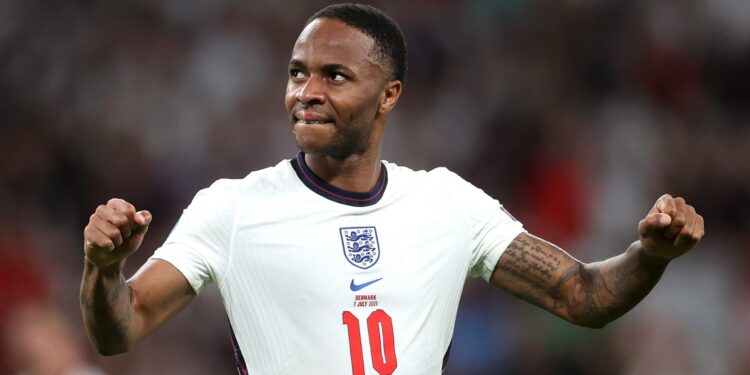 Zašto sudije nisu reagovale? 3 sekunde pre spornog penala, Sterling je imao dve lopte (FOTO)