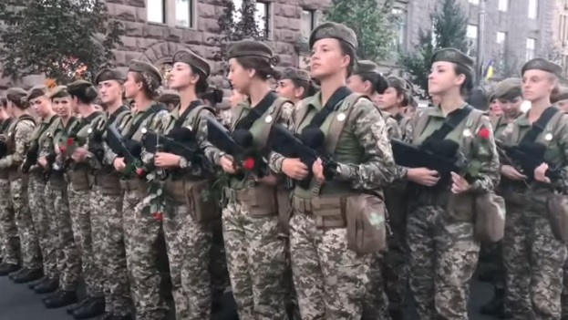 Ukrajinska vojska na udaru kritika zbog marša u štiklama! (FOTO)