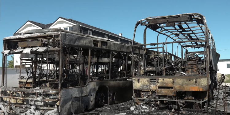 Vatra progutala tri autobusa