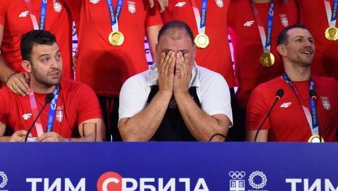 “A sad adio”: Vaterpolisti pesmom rasplakali Dejana Savića (VIDEO)