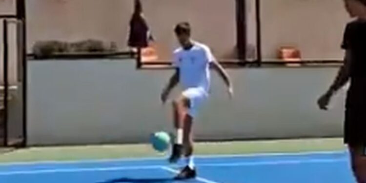 Nole kao Ronaldo: Igrao nožni tenis, pokazao klasu i bez reketa (VIDEO)
