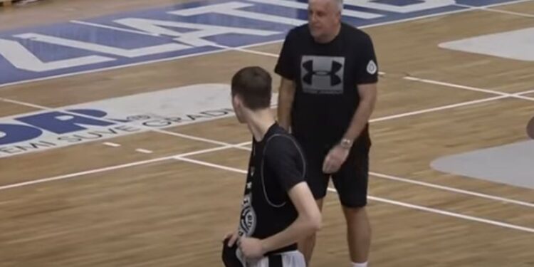 Pogledajte trening Partizana na Zlatiboru: Žoc objašnjavao kretnju košarkašima, delio savete (VIDEO)