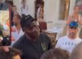 Džordan na Hvaru sišao sa jahte “u narod”: Nepoznata gospođa ga izljubila, ljudi na šetalištu oduševljeni (VIDEO)