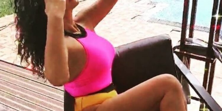 Lidija Vukićević pozirala na skakaonici u minijaturnom kupaćem kostimu, bujne grudi u prvom planu! (FOTO)
