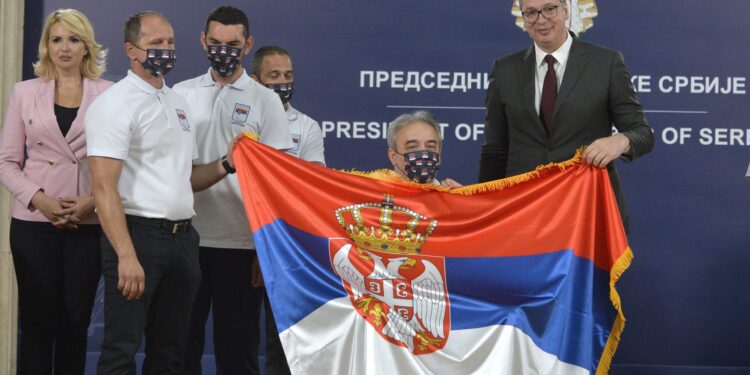 Vučić uručio zastavu paraolimpijcima:Vi ste naši heroji