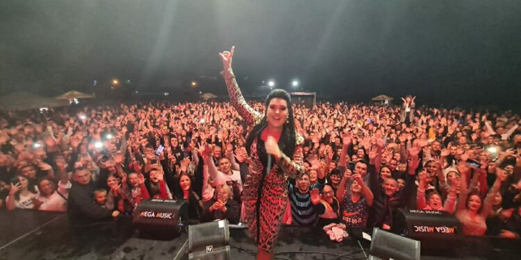 Jača od kiše i hladnoće: Dragana Mirković pevala za 10.000 ljudi u Osečini