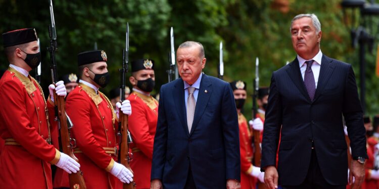 Erdogan iznenadio Đukanovića: Čuo sam da si dobar košarkaš… (VIDEO)