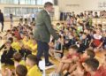 Piksi u Obrenovcu podelio opremu mališanima, FSS planira da do kraja godine uruči 2.700 kompleta