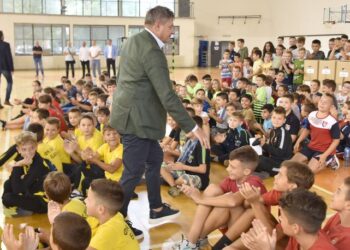 Piksi u Obrenovcu podelio opremu mališanima, FSS planira da do kraja godine uruči 2.700 kompleta