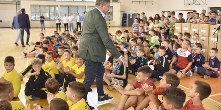 Piksi u Obrenovcu podelio opremu mališanima, FSS planira da do kraja godine uruči 2.700 kompleta