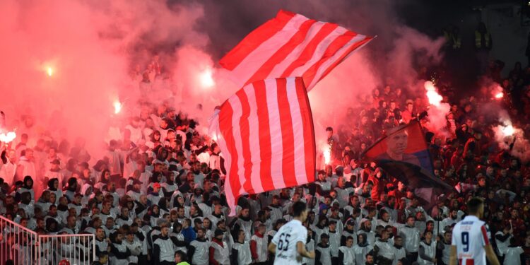 Zvezda plaća novu kaznu zbog navijača: Baklje i pirotehnika koštaju klub 500.000 dinara