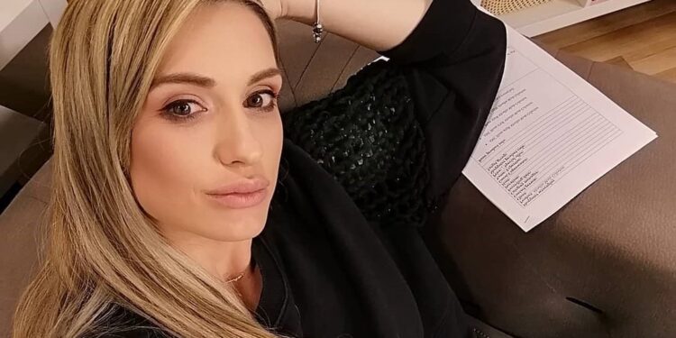 Anja Mit emotivnom porukom oprostila se od voljenog deke (FOTO)
