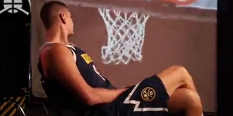 Jokić komentator, pravio šou na medija danu Denvera: Reakcija na njegov koš je hit (VIDEO)