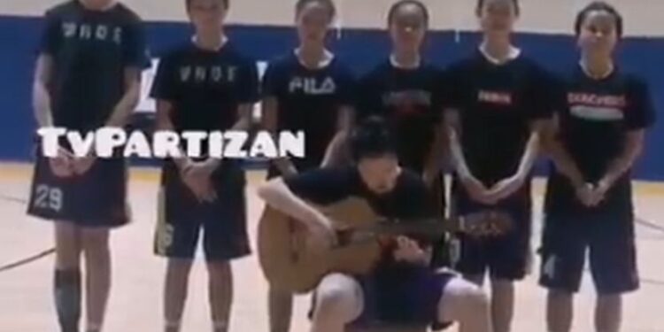 Sedam mladih Kineza uglas peva “O, Partizane, o, šampione” (VIDEO)