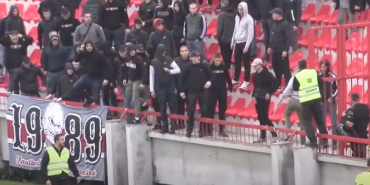 Novi skandal u srpskom fudbalu: Navijači tukli redara, oteli telefon…
