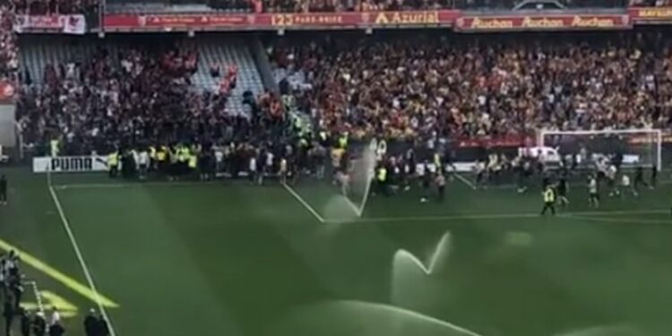 Haos u Francuskoj: Navijači divljali, utakmica prekinuta (VIDEO)