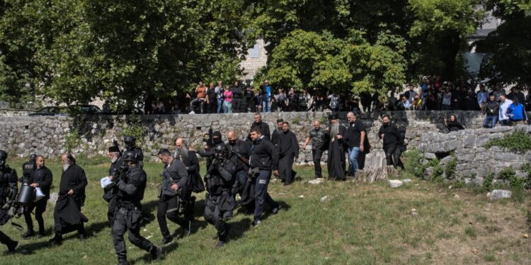 Piloti crnogorske policije odbili da prevezu Porfirija i Joanikija na Cetinje