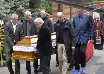 Sahranjen Duda Ivković: Velikani u suzama, Žoc, Divac, Rađa, Danilović, Paspalj nosili kovčeg (FOTO)