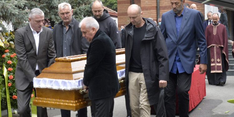 Sahranjen Duda Ivković: Velikani u suzama, Žoc, Divac, Rađa, Danilović, Paspalj nosili kovčeg (FOTO)