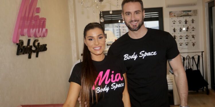 Mia Borisavljević sa izabranikom i naslednicama uživa na odmoru (FOTO)