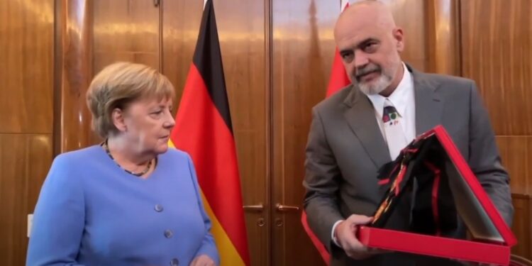 Rama odlikovao Angelu Merkel (VIDEO)