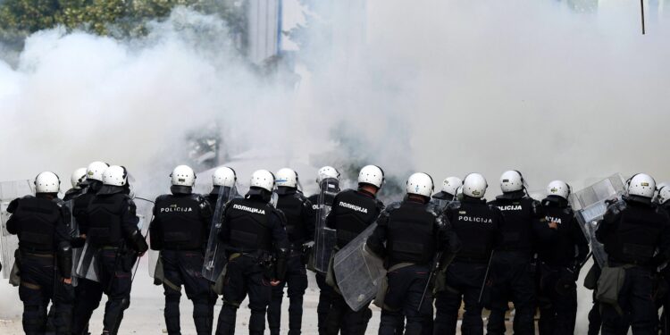 “Zar se kamenje na policiju, paljenje guma, psovke, suzavac, meci i šok bombe događa u ime Hrista?!”