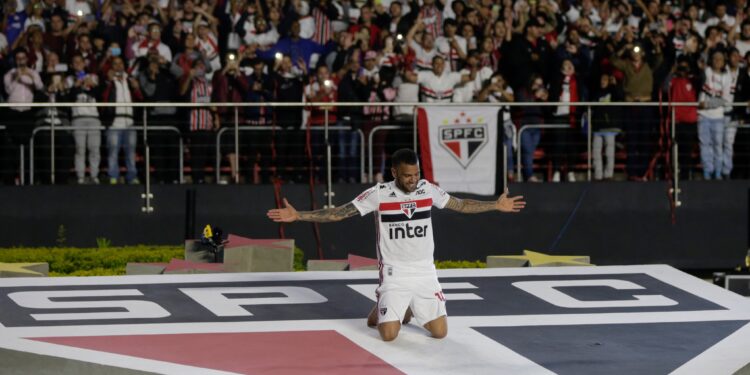 Dani Alves napustio Sao Paulo zbog dugovanja