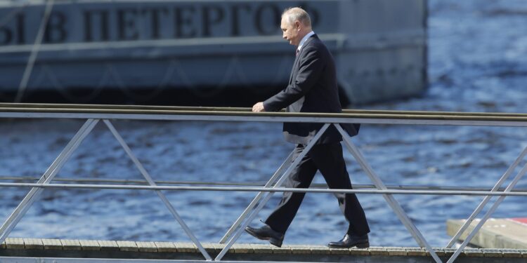 Zašto Putin ne nosi uniformu?