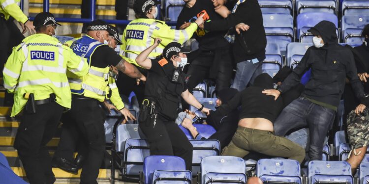 Tuča navijača Lestera i Napolija na ulicama i stadionu (VIDEO)